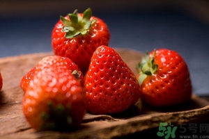 草莓有點爛還能吃嗎？草莓爛了一點還能吃嗎？