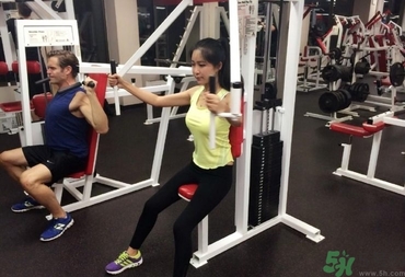 女生健身喝什么牛奶好？女生健身吃什么好？