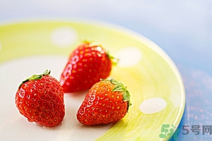 草莓有點爛還能吃嗎？草莓爛了一點還能吃嗎？