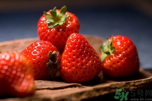 草莓有點爛還能吃嗎？草莓爛了一點還能吃嗎？