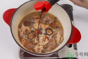 板栗燉鴨好還是燉雞好？栗子燒雞的家常做法