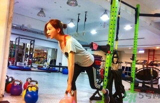 女生健身喝什么牛奶好？女生健身吃什么好？