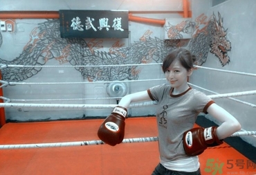 女生健身喝什么牛奶好？女生健身吃什么好？