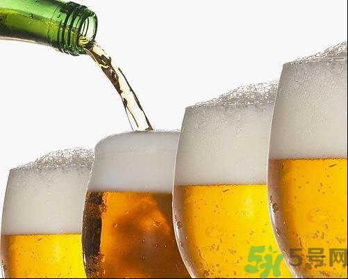 男子喝冰啤后洗澡出血 喝冰啤后可以洗澡嗎？