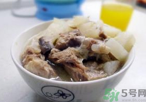 排骨湯可以放枸杞嗎?排骨湯加枸杞的功效與作用 排骨湯可以放枸杞嗎?排骨湯加枸杞的功效與作用