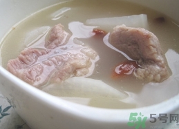 排骨湯可以放枸杞嗎?排骨湯加枸杞的功效與作用 排骨湯可以放枸杞嗎?排骨湯加枸杞的功效與作用