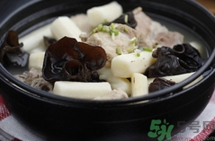 排骨湯可以放木耳嗎?排骨湯加木耳的功效與作用 排骨湯可以放木耳嗎?排骨湯加木耳的功效與作用