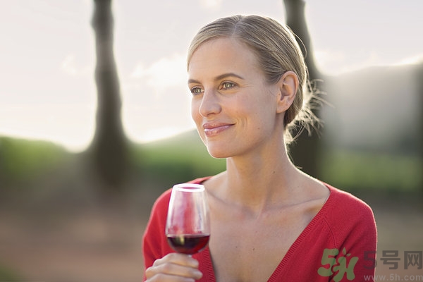 老人可以喝板栗酒嗎?老人喝板栗酒好嗎 老人可以喝板栗酒嗎?老人喝板栗酒好嗎