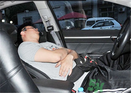 男子車停路邊吹空調(diào)中毒,車內(nèi)吹空調(diào)會中毒嗎? 男子車停路邊吹空調(diào)中毒,車內(nèi)吹空調(diào)會中毒嗎?