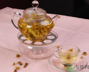 胖大?？梢院途栈ㄒ黄鹋菟葐幔颗执蠛：途栈ㄒ黄鹋菟鹊墓π?></p><h3>胖大?？梢院途栈ㄒ黄鹋菟葐?/h3><p>胖大?？梢耘c菊花一起泡水喝的。不過需要注意的是胖大海是藥，不是日常保健飲品，只適于風(fēng)熱邪毒侵犯咽喉所致的嘶啞。因聲帶小結(jié)、聲帶閉合不全或煙酒過度引起的嘶啞，用胖大海無效。而且，飲用胖大海會產(chǎn)生大便稀薄、胸悶等副作用，特別是老年人及脾虛者更應(yīng)慎用。另外，菊花具有平肝明目、清熱解毒之特效。對高血壓、動脈硬化患者有顯著療效。脾胃虛寒者、孕婦不宜飲用。</p><h3>胖大海和菊花一起泡水喝的功效</h3><p style=