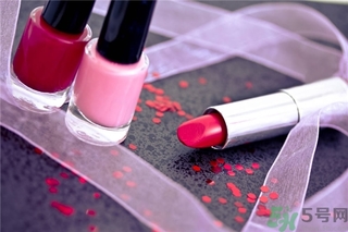 皮膚黑涂什么顏色口紅好看？皮膚白涂什么顏色的口紅？