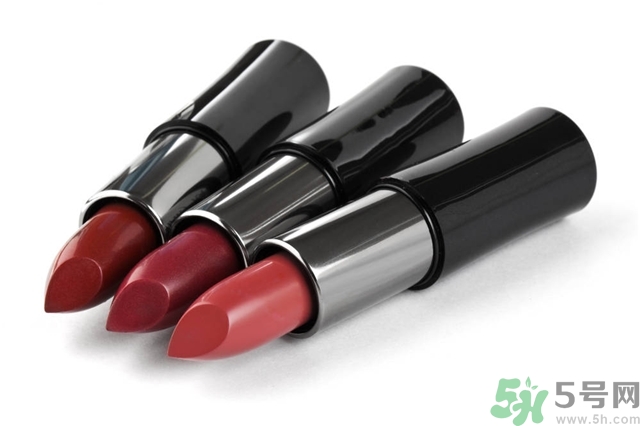 皮膚黑涂什么顏色口紅好看？皮膚白涂什么顏色的口紅？