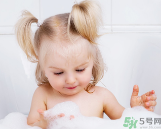 秋季嬰兒要每天洗澡嗎？秋季給嬰兒洗澡的正確步驟