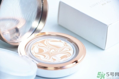 age20s粉底霜粉色和白色有什么區(qū)別？