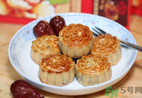 月餅吃多了會(huì)怎么樣？哪些人不宜吃月餅？