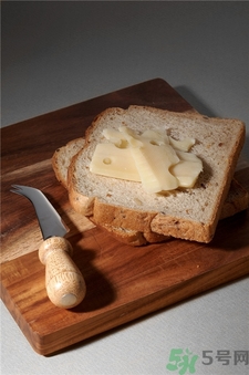 面包可以放在冰箱里保存嗎?面包放冰箱里會(huì)怎么樣? 面包可以放在冰箱里保存嗎?面包放冰箱里會(huì)怎么樣?