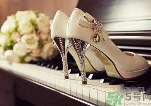 扁平足可以穿高跟鞋嗎？扁平足適合穿什么鞋？