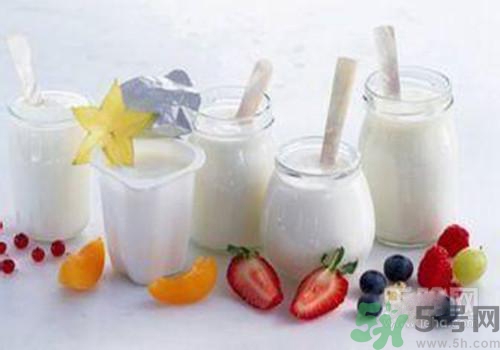 純牛奶和酸奶哪個營養(yǎng)更高？喝純牛奶好還是酸奶好？