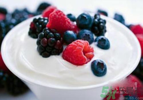 純牛奶和酸奶哪個營養(yǎng)更高？喝純牛奶好還是酸奶好？