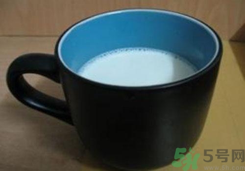 喝純牛奶會上火嗎？喝純牛奶有什么壞處？