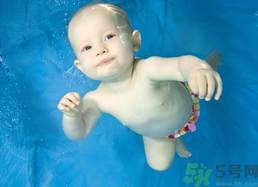 嬰兒游泳好不好？嬰兒游泳的好處及注意事項