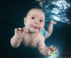 嬰兒游泳好不好？嬰兒游泳的好處及注意事項