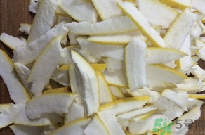 柚子皮可以泡水喝嗎？柚子皮泡水喝的功效