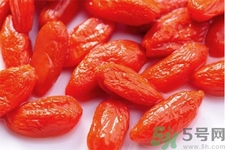 枸杞子泡水喝的功效有哪些？枸杞子泡水喝的害處有什么？