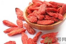 枸杞子泡水喝的功效有哪些？枸杞子泡水喝的害處有什么？