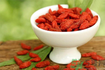 枸杞子泡水喝的功效有哪些？枸杞子泡水喝的害處有什么？