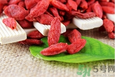 枸杞子泡水喝的功效有哪些？枸杞子泡水喝的害處有什么？