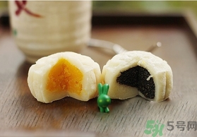 冰皮月餅是雪月餅嗎？冰皮月餅和雪月餅?zāi)膫€好吃？