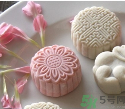 冰皮月餅是雪月餅嗎？冰皮月餅和雪月餅?zāi)膫€好吃？