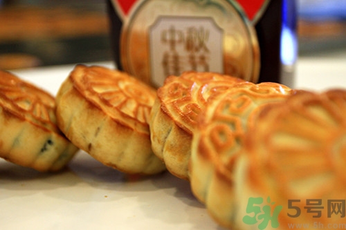 廣式月餅可以用玉米油嗎?做廣式月餅用什么油 廣式月餅可以用玉米油嗎?做廣式月餅用什么油