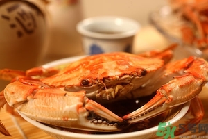 吃螃蟹可以喝紅酒嗎？吃螃蟹可以喝酒嗎？