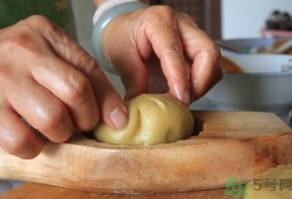 打月餅用什么面粉?打月餅的面怎么和? 打月餅用什么面粉?打月餅的面怎么和?