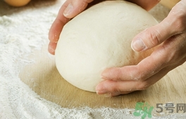 面粉用冷水還是熱水?dāng)嚢?攪面粉用冷水好還是熱水好? 面粉用冷水還是熱水?dāng)嚢?攪面粉用冷水好還是熱水好?