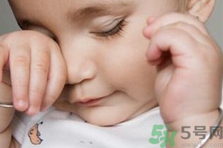 寶寶睡覺(jué)出汗多是怎么回事？寶寶睡覺(jué)出汗多怎么辦？