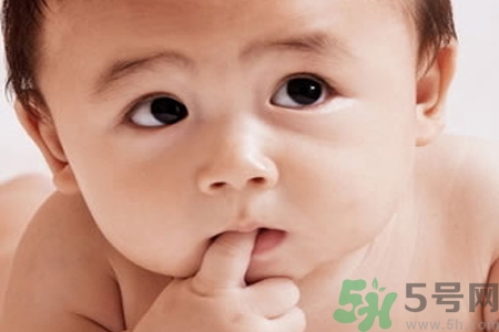 寶寶睡覺(jué)出汗多是怎么回事？寶寶睡覺(jué)出汗多怎么辦？