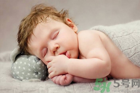 寶寶睡覺出汗正常嗎？如何預(yù)防寶寶睡覺出汗多？