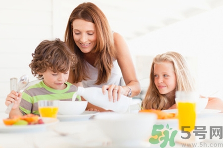 寶寶嘴巴很臭是怎么回事？寶寶嘴巴很臭怎么辦？