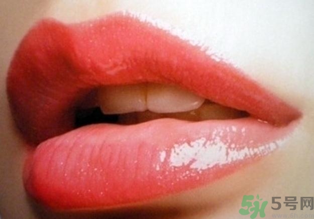 嘴唇發(fā)白是什么原因？嘴唇發(fā)白怎么調(diào)理女人