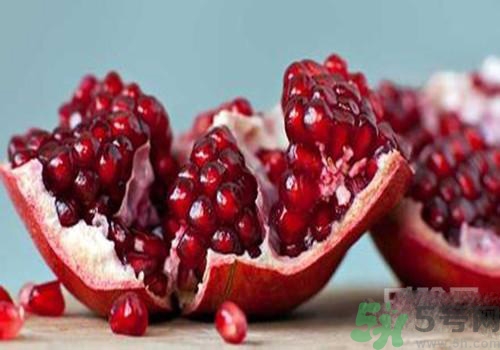 吃石榴手變黑是怎么回事？吃石榴手變黑怎么洗掉？