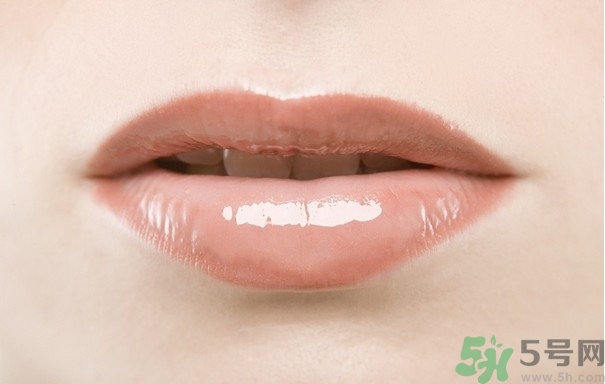 嘴唇發(fā)白是什么原因？嘴唇發(fā)白怎么調(diào)理女人