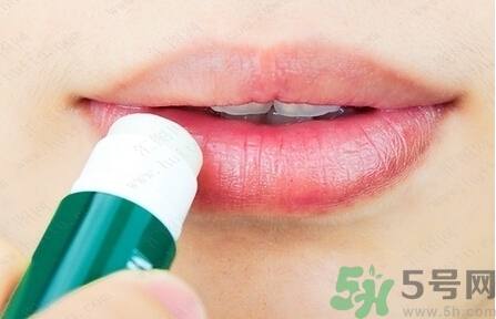 嘴唇發(fā)白是什么原因？嘴唇發(fā)白怎么調(diào)理女人
