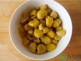 熟板栗怎么去皮最快？煮熟板栗怎么去皮？