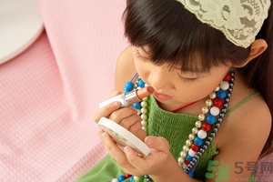 潤(rùn)唇膏可以增長(zhǎng)睫毛嗎?潤(rùn)唇膏可以涂睫毛嗎?