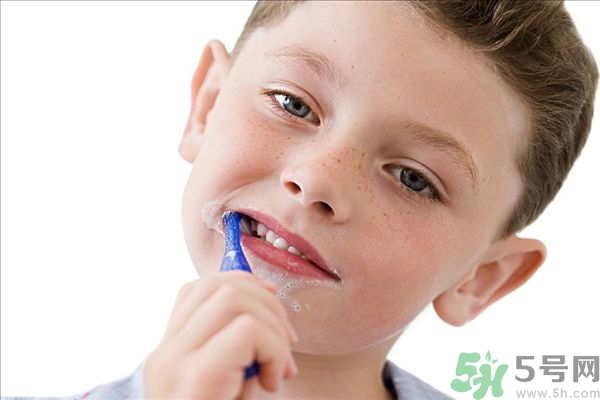 兒童可以用成人牙膏嗎?兒童用成人牙膏好嗎? 兒童可以用成人牙膏嗎?兒童用成人牙膏好嗎?