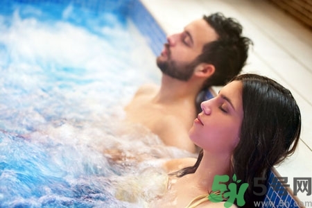 泡溫泉可以帶金戒指嗎？泡溫泉可以帶金首飾嗎？