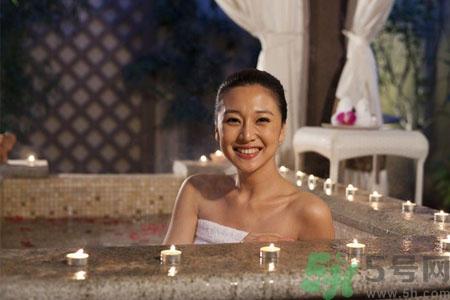 泡溫泉可以帶鉑金首飾嗎？泡溫泉能帶玉鐲嗎？